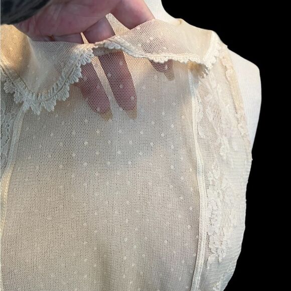 Delicate lace sleeveless, with collar top. It’s oh so feminine and dainty. - Picture 4 of 7